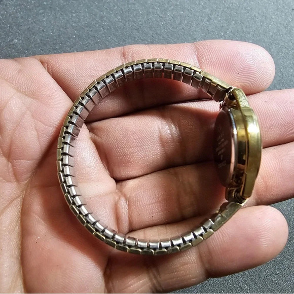 QMAX Ladies Quartz Gold Tone Fashion Watch Working Roman Dial Water Resistant - Picture 6 of 10